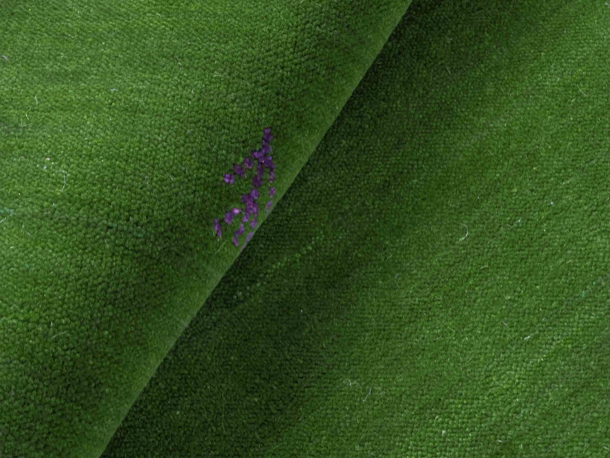 Moderner, Handloom Lori Gabbeh Orientteppich von Khademi aus Wolle, grün. Nomaden-Design. Produziert in Indien. Größe: 148x82cm. Teppichnummer: KB4-1560. Verkauf durch Jupiter Intl.