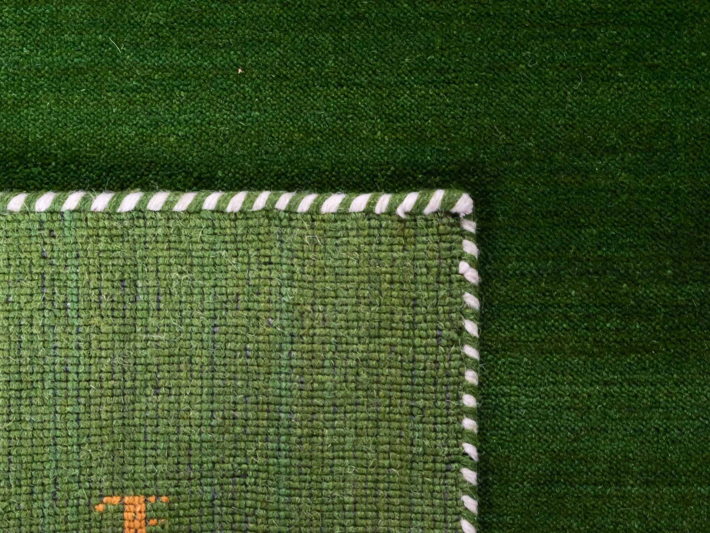 Moderner, Handloom Lori Gabbeh Orientteppich von Khademi aus Wolle, grün. Nomaden-Design. Produziert in Indien. Größe: 148x82cm. Teppichnummer: KB4-1560. Verkauf durch Jupiter Intl.