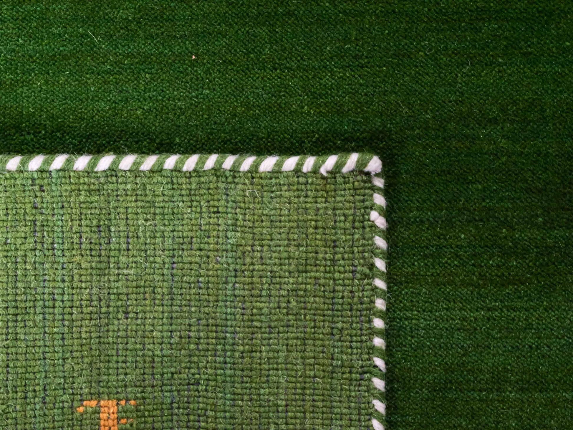 Moderner, Handloom Lori Gabbeh Orientteppich von Khademi aus Wolle, grün. Nomaden-Design. Produziert in Indien. Größe: 148x82cm. Teppichnummer: KB4-1560. Verkauf durch Jupiter Intl.