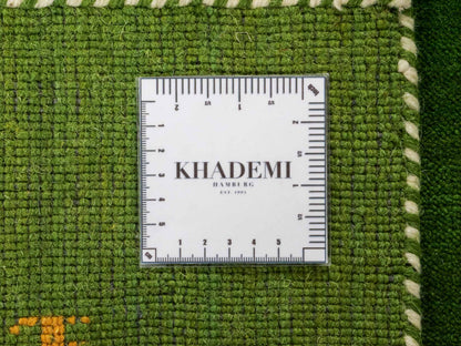 Moderner, Handloom Lori Gabbeh Orientteppich von Khademi aus Wolle, grün. Nomaden-Design. Produziert in Indien. Größe: 148x82cm. Teppichnummer: KB4-1560. Verkauf durch Jupiter Intl.