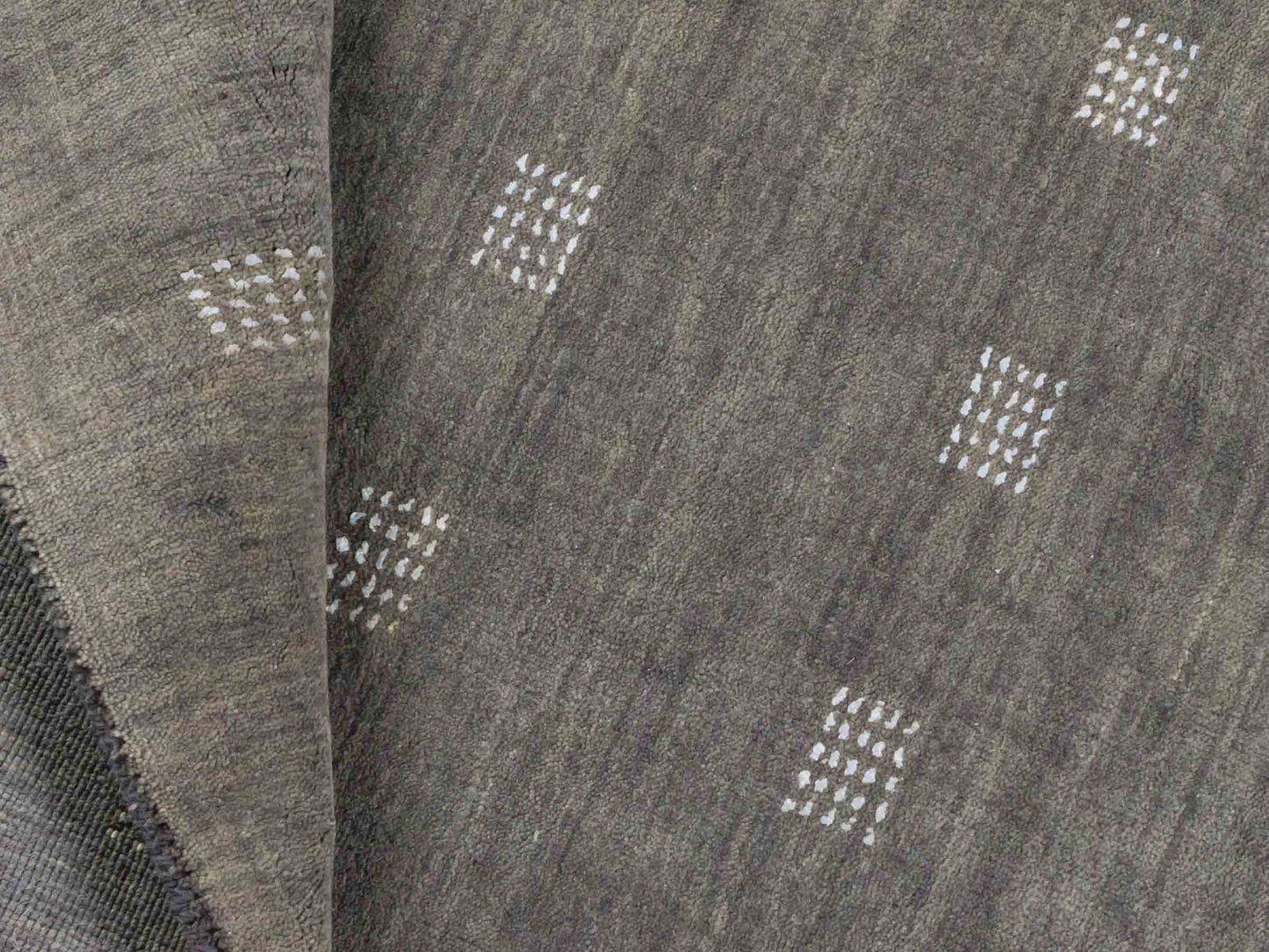 Moderner, Handloom Lori Gabbeh Orientteppich von Khademi aus Wolle, grau. Geometrisches Nomaden-Design. Produziert in Indien. Größe: 148x87cm. Teppichnummer: KB4-1544. Verkauf durch Jupiter Intl.