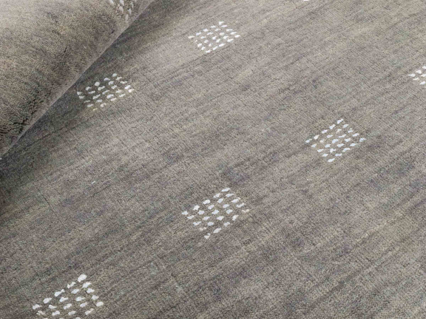 Moderner, Handloom Lori Gabbeh Orientteppich von Khademi aus Wolle, grau. Geometrisches Nomaden-Design. Produziert in Indien. Größe: 148x87cm. Teppichnummer: KB4-1544. Verkauf durch Jupiter Intl.