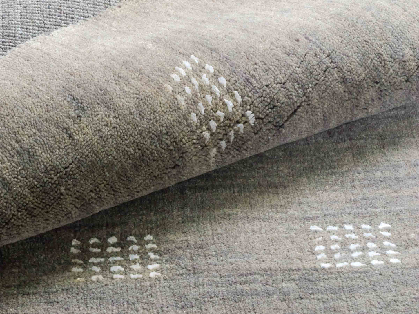 Moderner, Handloom Lori Gabbeh Orientteppich von Khademi aus Wolle, grau. Geometrisches Nomaden-Design. Produziert in Indien. Größe: 148x87cm. Teppichnummer: KB4-1544. Verkauf durch Jupiter Intl.