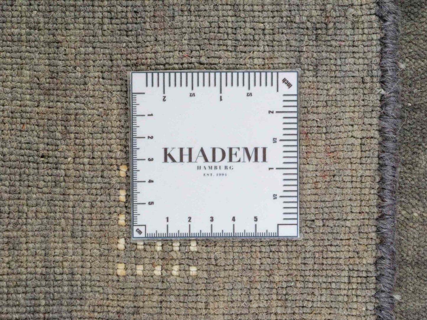 Moderner, Handloom Lori Gabbeh Orientteppich von Khademi aus Wolle, grau. Geometrisches Nomaden-Design. Produziert in Indien. Größe: 148x87cm. Teppichnummer: KB4-1544. Verkauf durch Jupiter Intl.