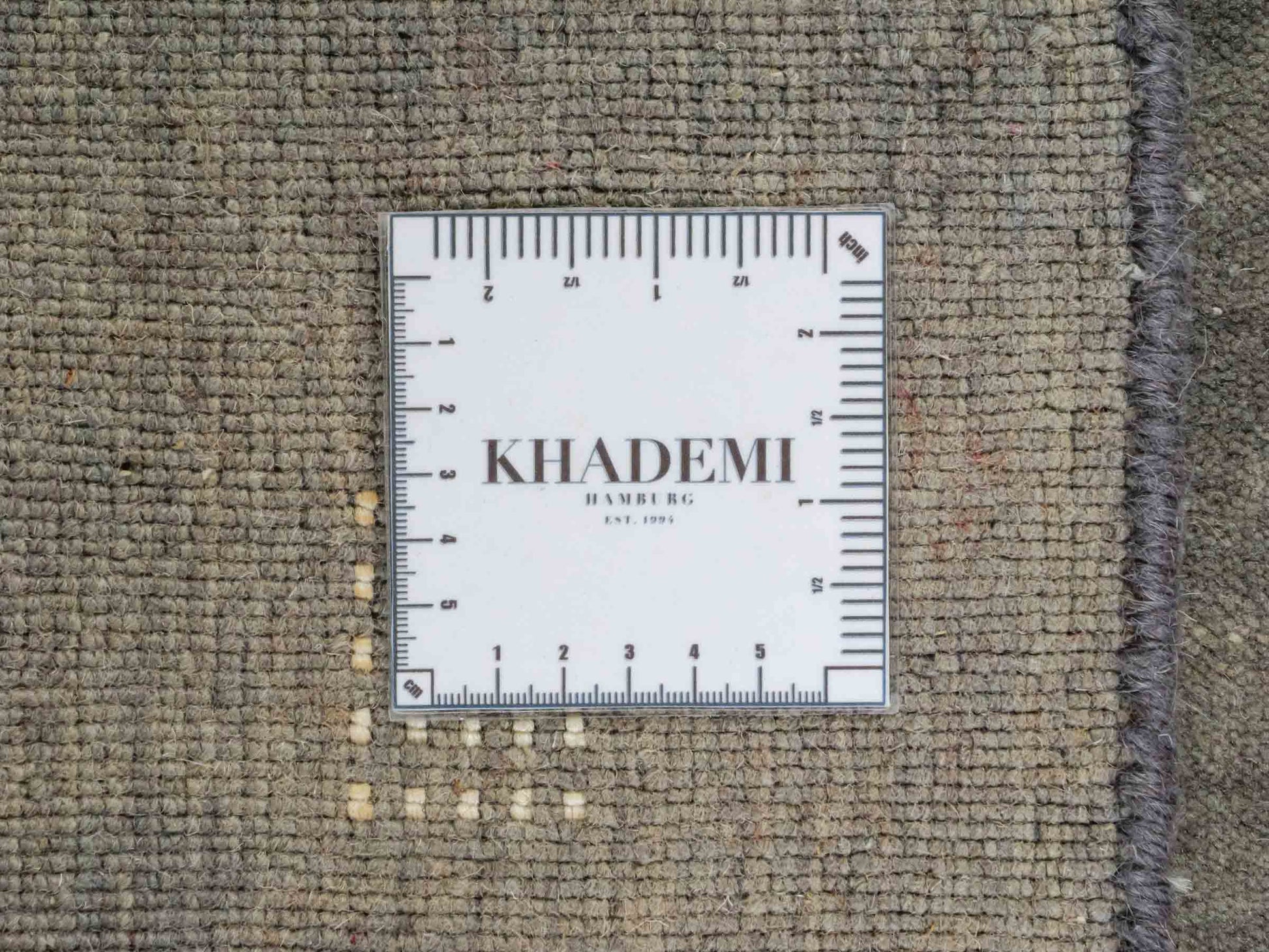 Moderner, Handloom Lori Gabbeh Orientteppich von Khademi aus Wolle, grau. Geometrisches Nomaden-Design. Produziert in Indien. Größe: 148x87cm. Teppichnummer: KB4-1544. Verkauf durch Jupiter Intl.