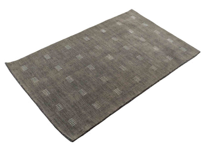 Moderner, Handloom Lori Gabbeh Orientteppich von Khademi aus Wolle, grau. Geometrisches Nomaden-Design. Produziert in Indien. Größe: 148x87cm. Teppichnummer: KB4-1544. Verkauf durch Jupiter Intl.