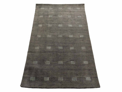 Moderner, Handloom Lori Gabbeh Orientteppich von Khademi aus Wolle, grau. Geometrisches Nomaden-Design. Produziert in Indien. Größe: 148x87cm. Teppichnummer: KB4-1544. Verkauf durch Jupiter Intl.