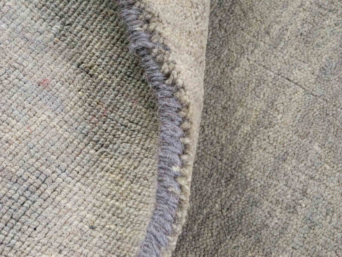 Moderner, Handloom Lori Gabbeh Orientteppich von Khademi aus Wolle, grau. Geometrisches Nomaden-Design. Produziert in Indien. Größe: 148x87cm. Teppichnummer: KB4-1544. Verkauf durch Jupiter Intl.