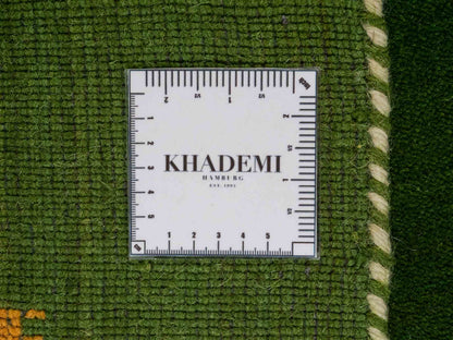 Moderner, Handloom Lori Gabbeh Orientteppich von Khademi aus Wolle, grün. Nomaden-Design. Produziert in Indien. Größe: 149x81cm. Teppichnummer: KB4-1559. Verkauf durch Jupiter Intl.