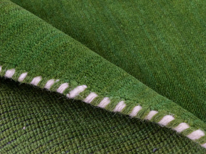 Moderner, Handloom Lori Gabbeh Orientteppich von Khademi aus Wolle, grün. Nomaden-Design. Produziert in Indien. Größe: 149x81cm. Teppichnummer: KB4-1559. Verkauf durch Jupiter Intl.