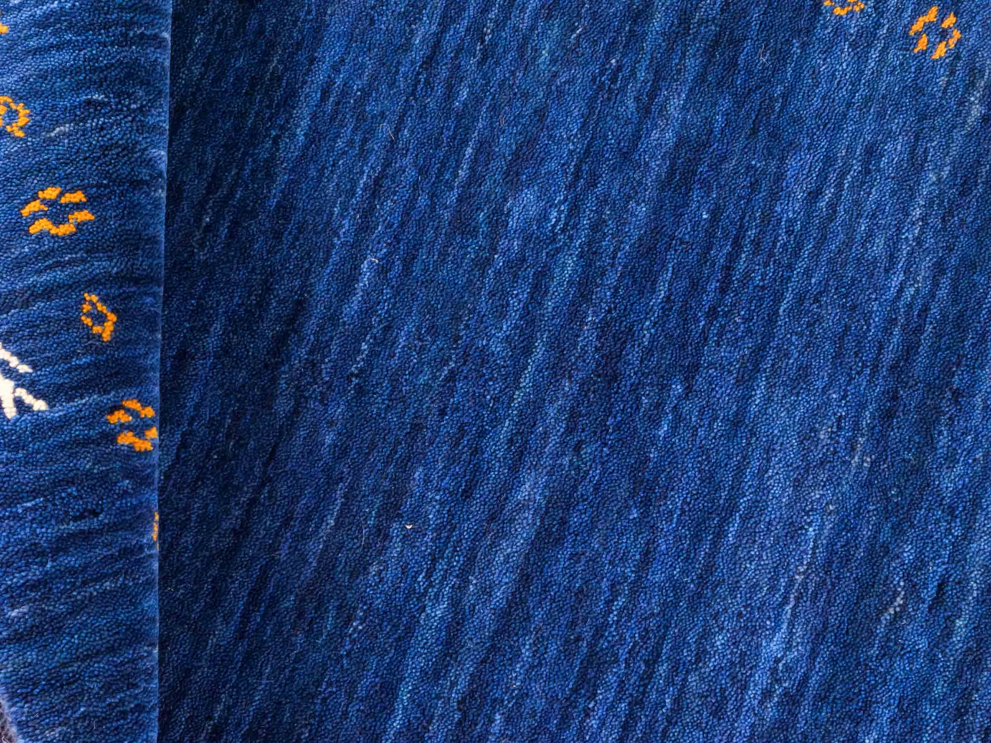 Moderner, Handloom Lori Gabbeh Orientteppich von Khademi aus Wolle, blau. Geometrisches Nomaden-Design. Produziert in Indien. Größe: 150x80cm. Teppichnummer: KB4-1515. Verkauf durch Jupiter Intl.