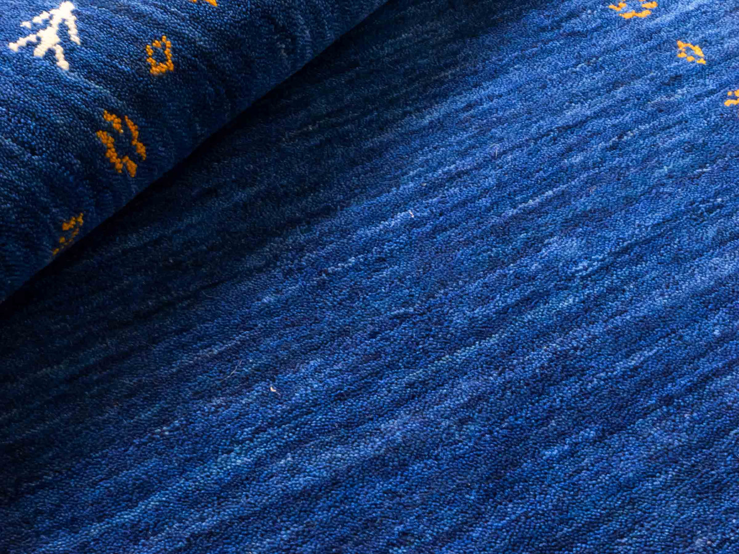 Moderner, Handloom Lori Gabbeh Orientteppich von Khademi aus Wolle, blau. Geometrisches Nomaden-Design. Produziert in Indien. Größe: 150x80cm. Teppichnummer: KB4-1515. Verkauf durch Jupiter Intl.