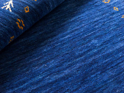 Moderner, Handloom Lori Gabbeh Orientteppich von Khademi aus Wolle, blau. Geometrisches Nomaden-Design. Produziert in Indien. Größe: 150x80cm. Teppichnummer: KB4-1515. Verkauf durch Jupiter Intl.