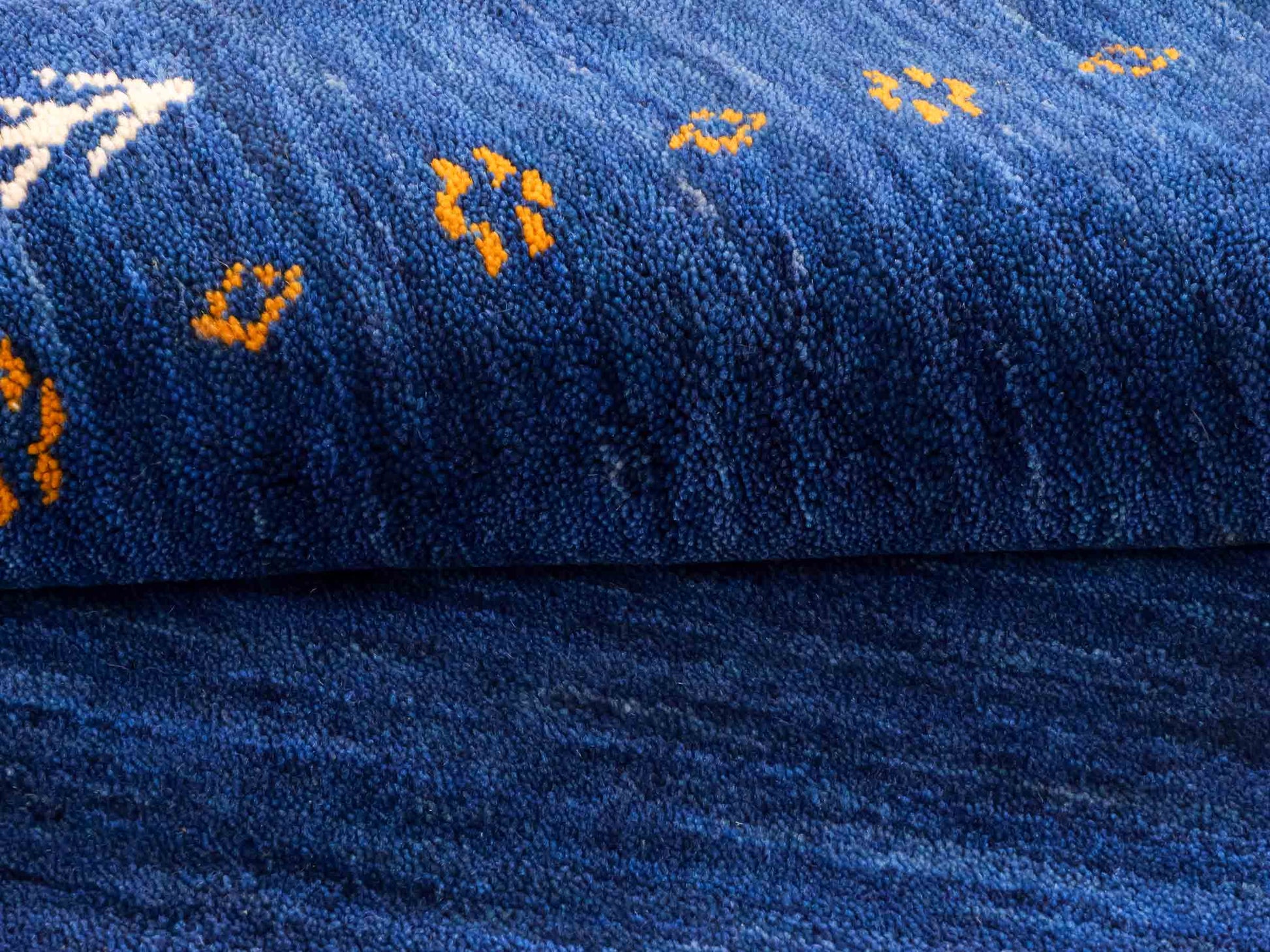 Moderner, Handloom Lori Gabbeh Orientteppich von Khademi aus Wolle, blau. Geometrisches Nomaden-Design. Produziert in Indien. Größe: 150x80cm. Teppichnummer: KB4-1515. Verkauf durch Jupiter Intl.