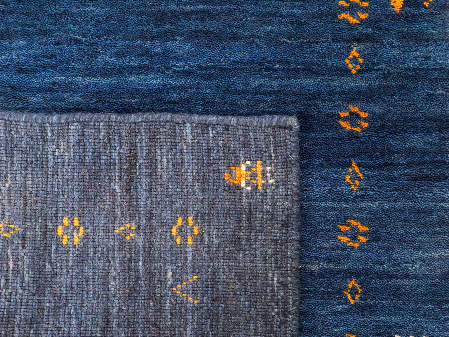 Moderner, Handloom Lori Gabbeh Orientteppich von Khademi aus Wolle, blau. Geometrisches Nomaden-Design. Produziert in Indien. Größe: 150x80cm. Teppichnummer: KB4-1515. Verkauf durch Jupiter Intl.