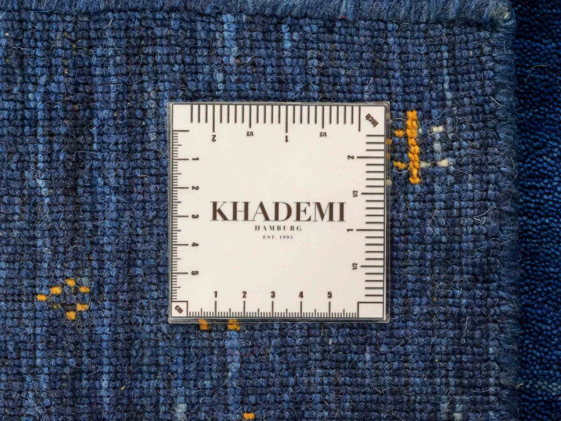 Moderner, Handloom Lori Gabbeh Orientteppich von Khademi aus Wolle, blau. Geometrisches Nomaden-Design. Produziert in Indien. Größe: 150x80cm. Teppichnummer: KB4-1515. Verkauf durch Jupiter Intl.