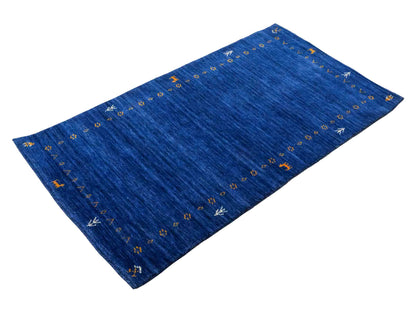 Moderner, Handloom Lori Gabbeh Orientteppich von Khademi aus Wolle, blau. Geometrisches Nomaden-Design. Produziert in Indien. Größe: 150x80cm. Teppichnummer: KB4-1515. Verkauf durch Jupiter Intl.