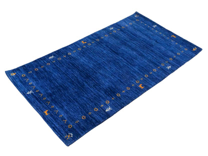 Moderner, Handloom Lori Gabbeh Orientteppich von Khademi aus Wolle, blau. Geometrisches Nomaden-Design. Produziert in Indien. Größe: 150x80cm. Teppichnummer: KB4-1515. Verkauf durch Jupiter Intl.