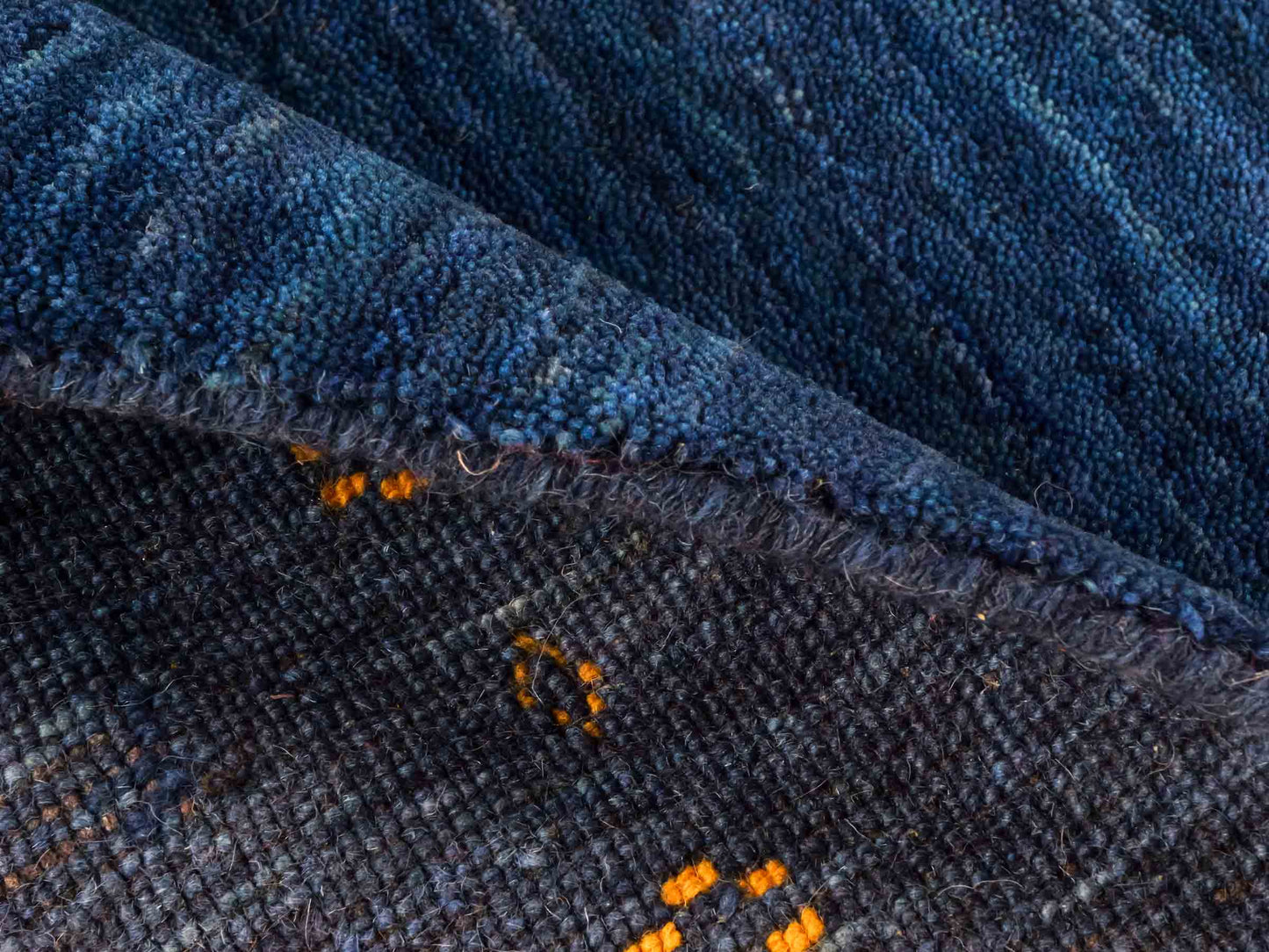 Moderner, Handloom Lori Gabbeh Orientteppich von Khademi aus Wolle, blau. Geometrisches Nomaden-Design. Produziert in Indien. Größe: 150x80cm. Teppichnummer: KB4-1515. Verkauf durch Jupiter Intl.