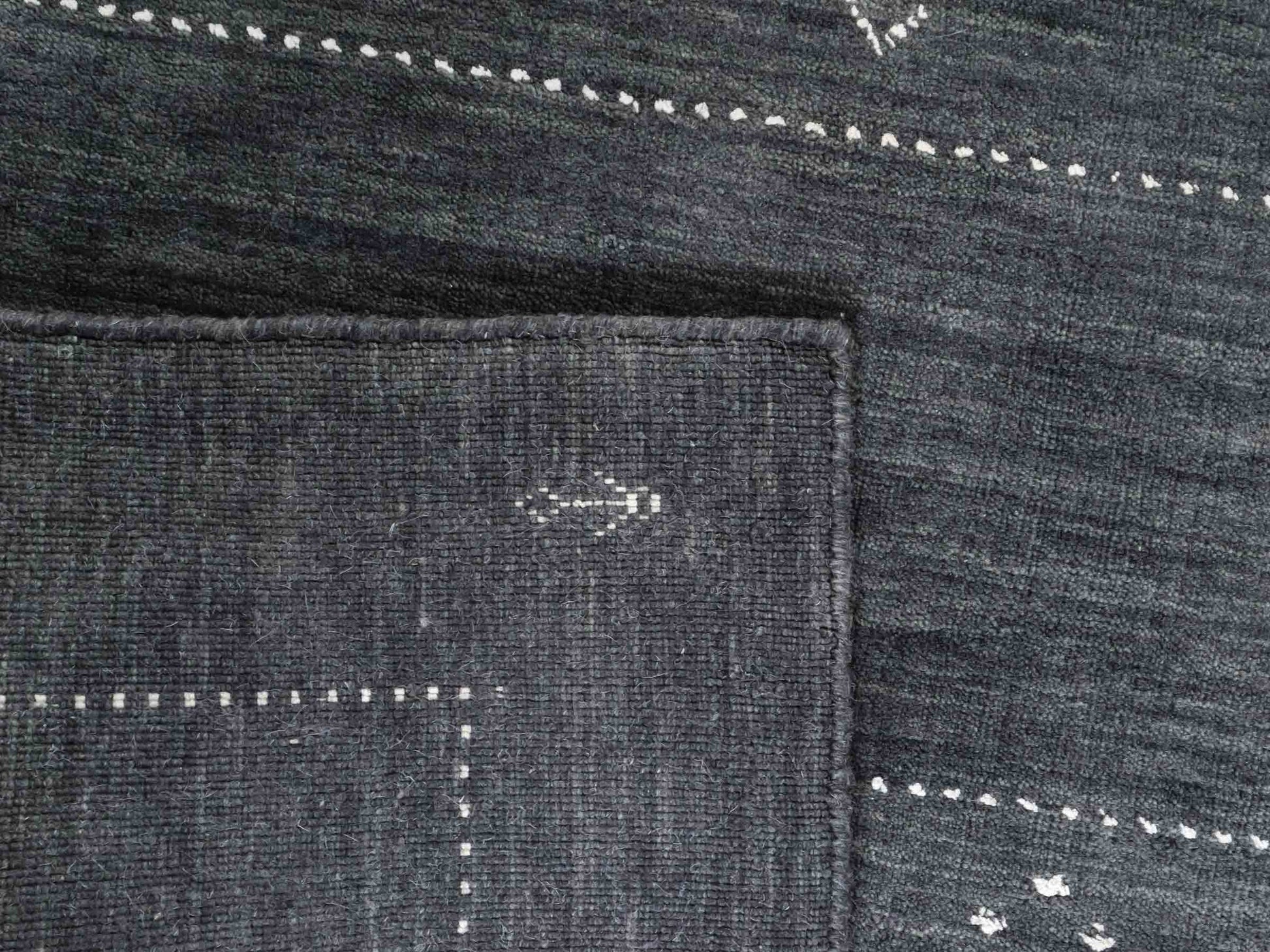 Moderner, Handloom Lori Gabbeh Orientteppich von Khademi aus Wolle, grau. Nomaden-Design. Produziert in Indien. Größe: 150x91cm. Teppichnummer: KB4-1541. Verkauf durch Jupiter Intl.