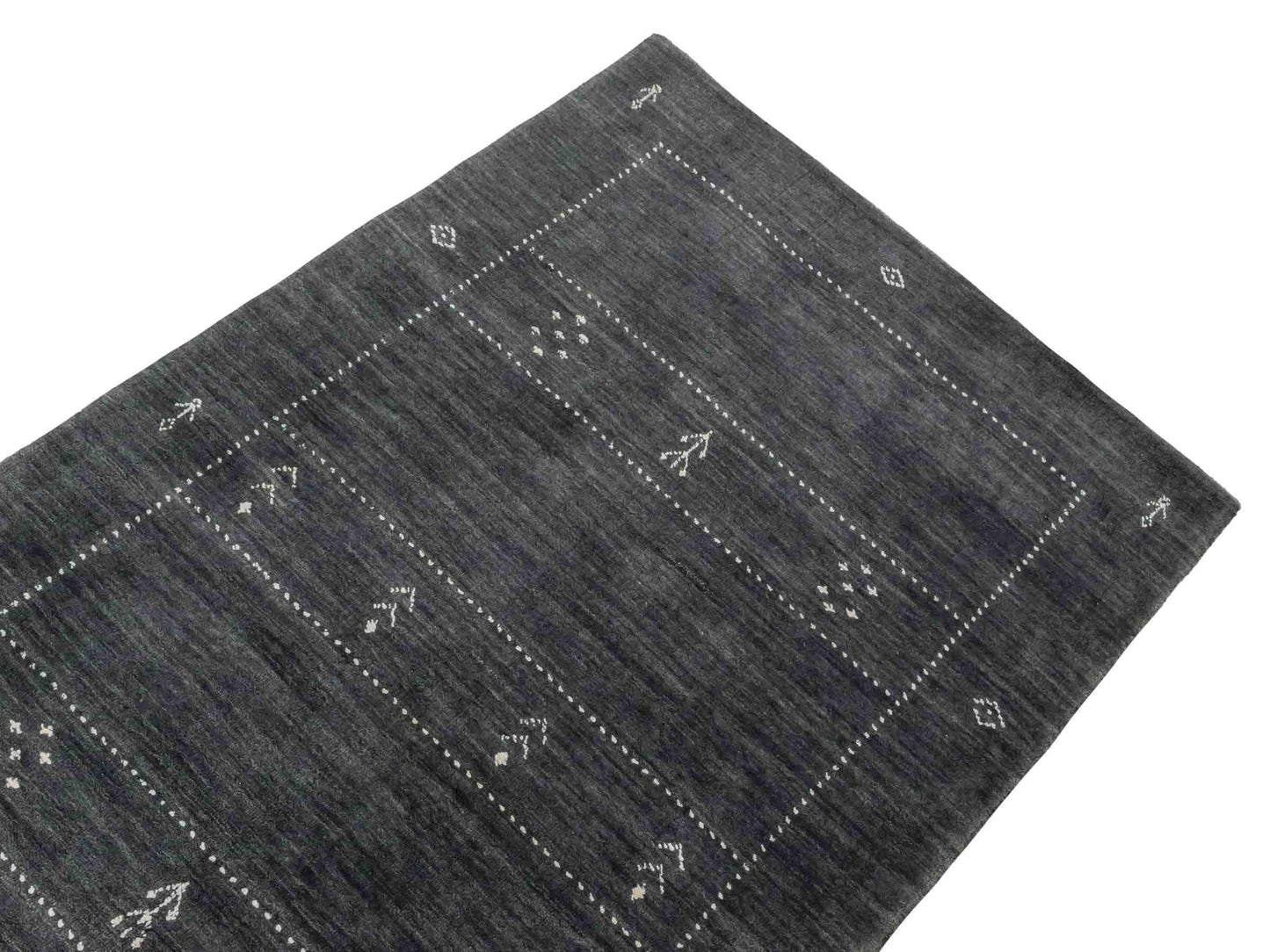 Moderner, Handloom Lori Gabbeh Orientteppich von Khademi aus Wolle, grau. Nomaden-Design. Produziert in Indien. Größe: 150x91cm. Teppichnummer: KB4-1541. Verkauf durch Jupiter Intl.