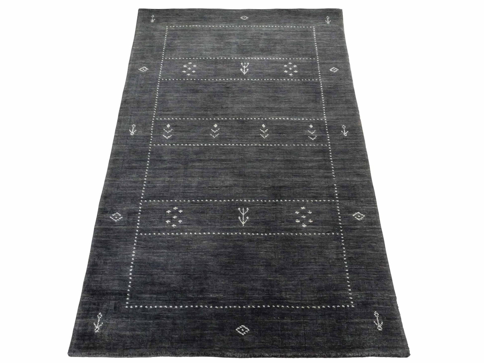 Moderner, Handloom Lori Gabbeh Orientteppich von Khademi aus Wolle, grau. Nomaden-Design. Produziert in Indien. Größe: 150x91cm. Teppichnummer: KB4-1541. Verkauf durch Jupiter Intl.