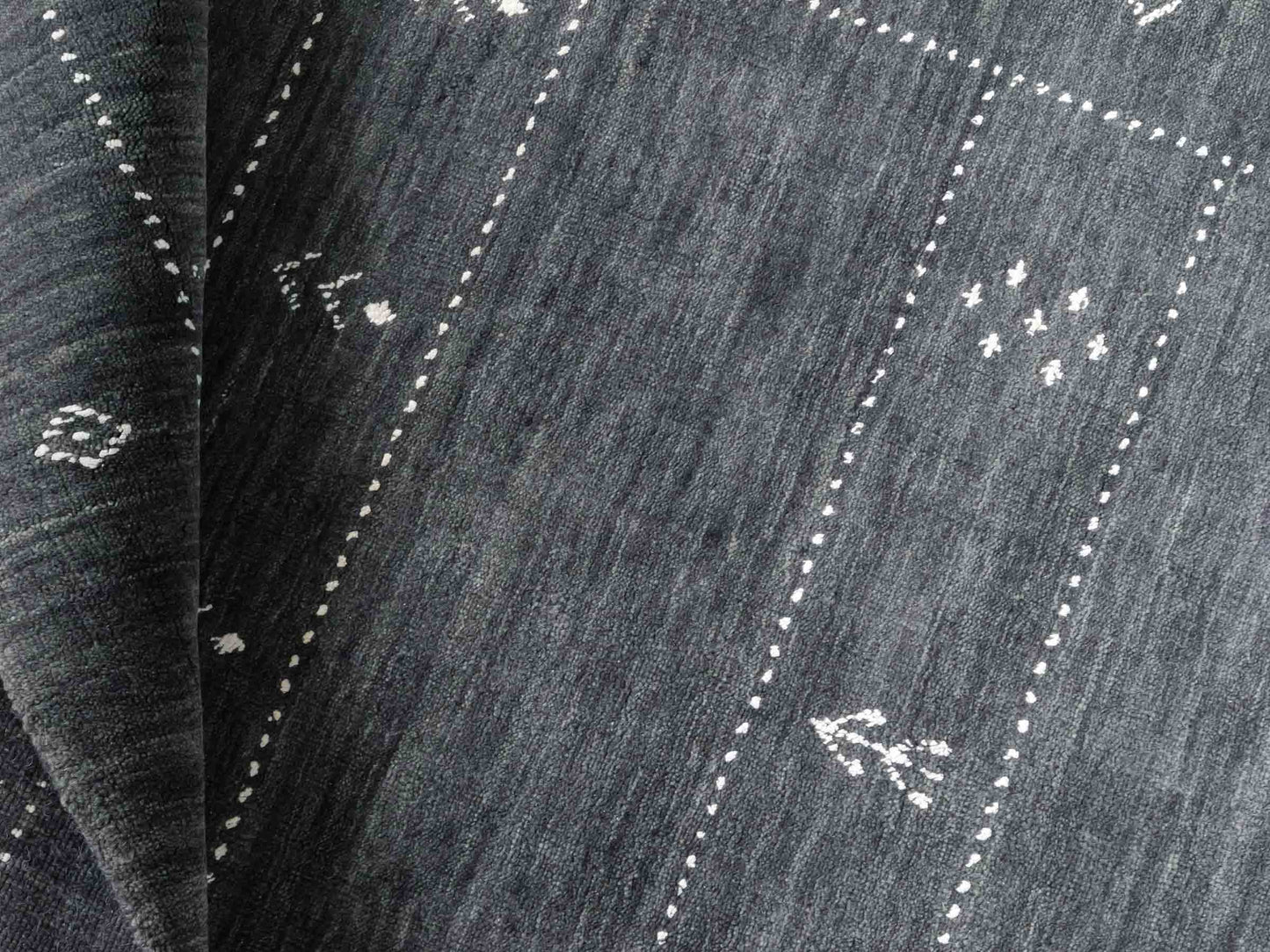 Moderner, Handloom Lori Gabbeh Orientteppich von Khademi aus Wolle, anthrazit. Nomaden-Design. Produziert in Indien. Größe: 150x91cm. Teppichnummer: KB4-1542. Verkauf durch Jupiter Intl.