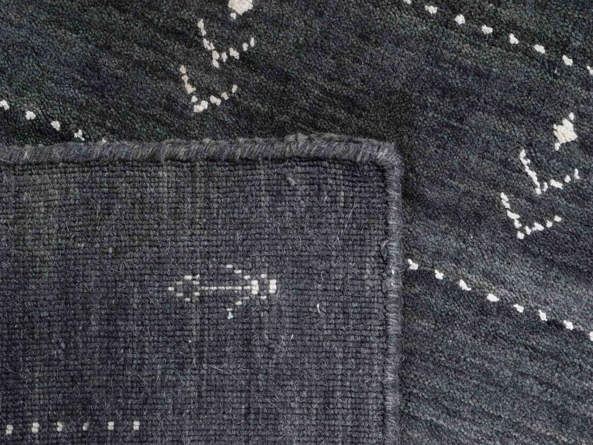 Moderner, Handloom Lori Gabbeh Orientteppich von Khademi aus Wolle, anthrazit. Nomaden-Design. Produziert in Indien. Größe: 150x91cm. Teppichnummer: KB4-1542. Verkauf durch Jupiter Intl.