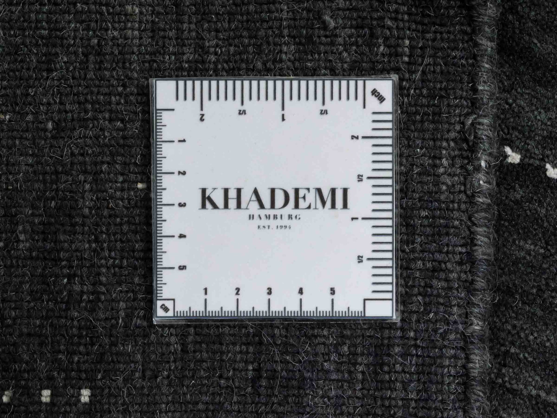 Moderner, Handloom Lori Gabbeh Orientteppich von Khademi aus Wolle, anthrazit. Nomaden-Design. Produziert in Indien. Größe: 150x91cm. Teppichnummer: KB4-1542. Verkauf durch Jupiter Intl.