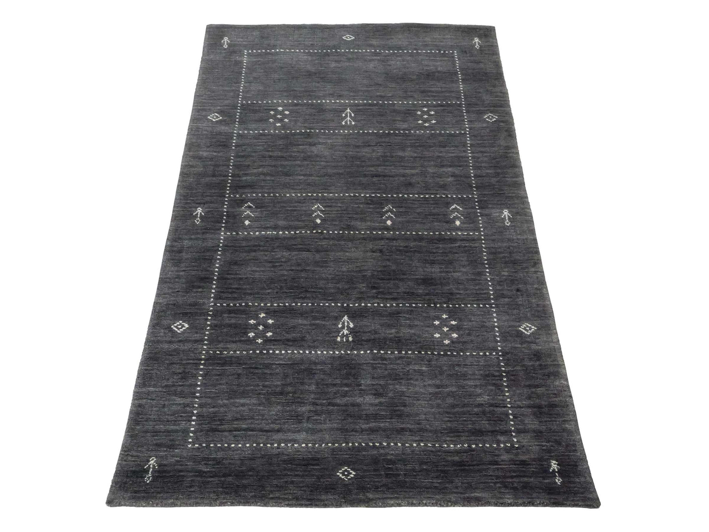 Moderner, Handloom Lori Gabbeh Orientteppich von Khademi aus Wolle, anthrazit. Geometrisches Nomaden-Design. Produziert in Indien. Größe: 150x91cm. Teppichnummer: KB4-1551. Verkauf durch Jupiter Intl.