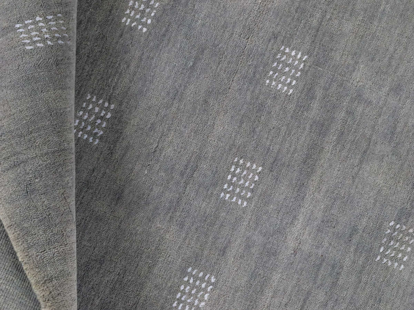 Moderner, Handloom Lori Gabbeh Orientteppich von Khademi aus Wolle, grau. Geometrisches Nomaden-Design. Produziert in Indien. Größe: 150x91cm. Teppichnummer: KB4-1546. Verkauf durch Jupiter Intl.