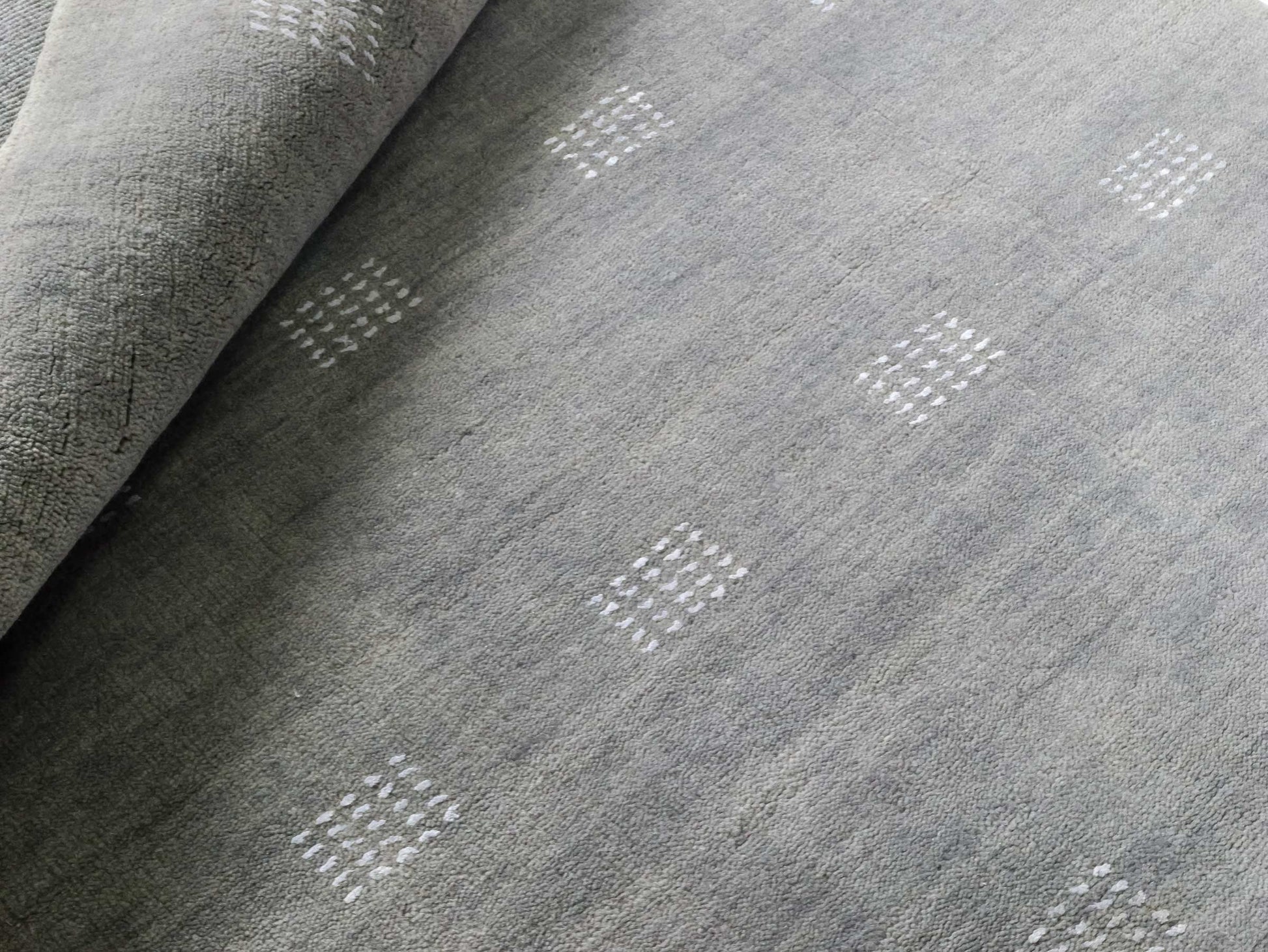 Moderner, Handloom Lori Gabbeh Orientteppich von Khademi aus Wolle, grau. Geometrisches Nomaden-Design. Produziert in Indien. Größe: 150x91cm. Teppichnummer: KB4-1546. Verkauf durch Jupiter Intl.