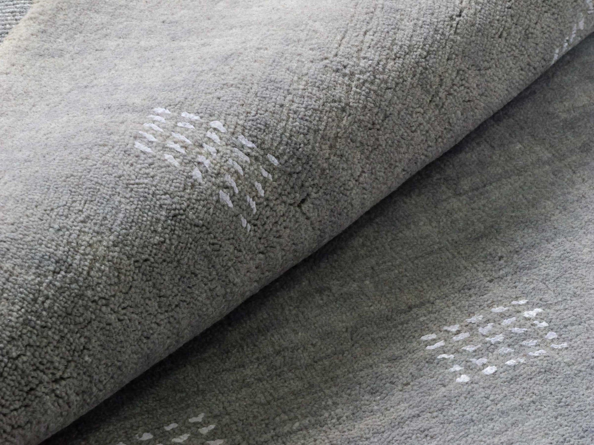 Moderner, Handloom Lori Gabbeh Orientteppich von Khademi aus Wolle, grau. Geometrisches Nomaden-Design. Produziert in Indien. Größe: 150x91cm. Teppichnummer: KB4-1546. Verkauf durch Jupiter Intl.