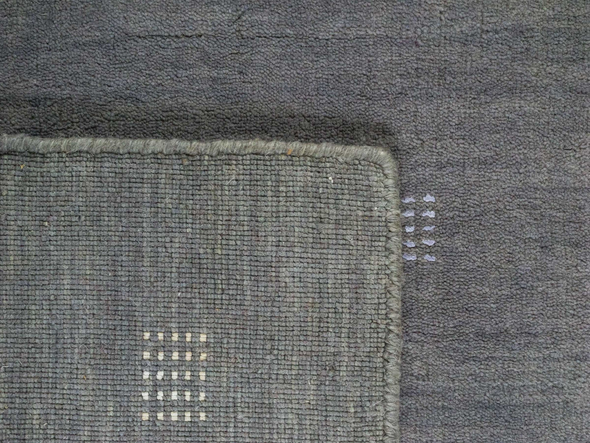 Moderner, Handloom Lori Gabbeh Orientteppich von Khademi aus Wolle, grau. Geometrisches Nomaden-Design. Produziert in Indien. Größe: 150x91cm. Teppichnummer: KB4-1546. Verkauf durch Jupiter Intl.