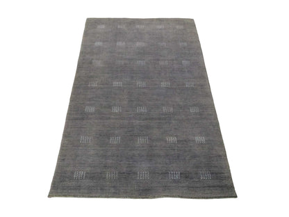 Moderner, Handloom Lori Gabbeh Orientteppich von Khademi aus Wolle, grau. Geometrisches Nomaden-Design. Produziert in Indien. Größe: 150x91cm. Teppichnummer: KB4-1546. Verkauf durch Jupiter Intl.