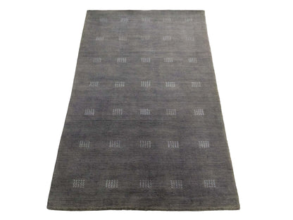 Moderner, Handloom Lori Gabbeh Orientteppich von Khademi aus Wolle, grau. Geometrisches Nomaden-Design. Produziert in Indien. Größe: 150x91cm. Teppichnummer: KB4-1546. Verkauf durch Jupiter Intl.