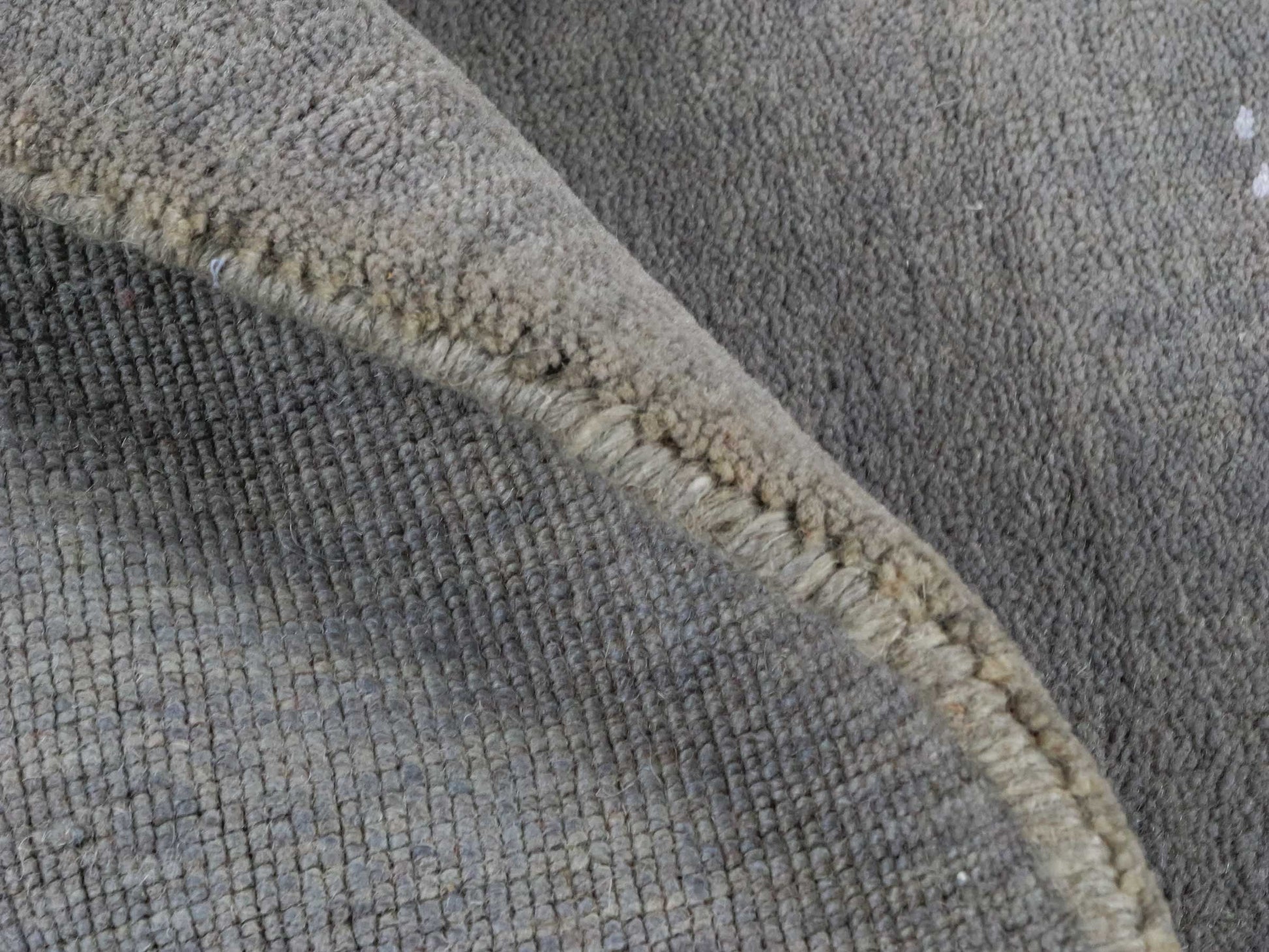 Moderner, Handloom Lori Gabbeh Orientteppich von Khademi aus Wolle, grau. Geometrisches Nomaden-Design. Produziert in Indien. Größe: 150x91cm. Teppichnummer: KB4-1546. Verkauf durch Jupiter Intl.