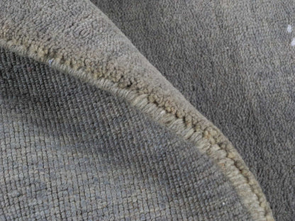 Moderner, Handloom Lori Gabbeh Orientteppich von Khademi aus Wolle, grau. Geometrisches Nomaden-Design. Produziert in Indien. Größe: 150x91cm. Teppichnummer: KB4-1546. Verkauf durch Jupiter Intl.