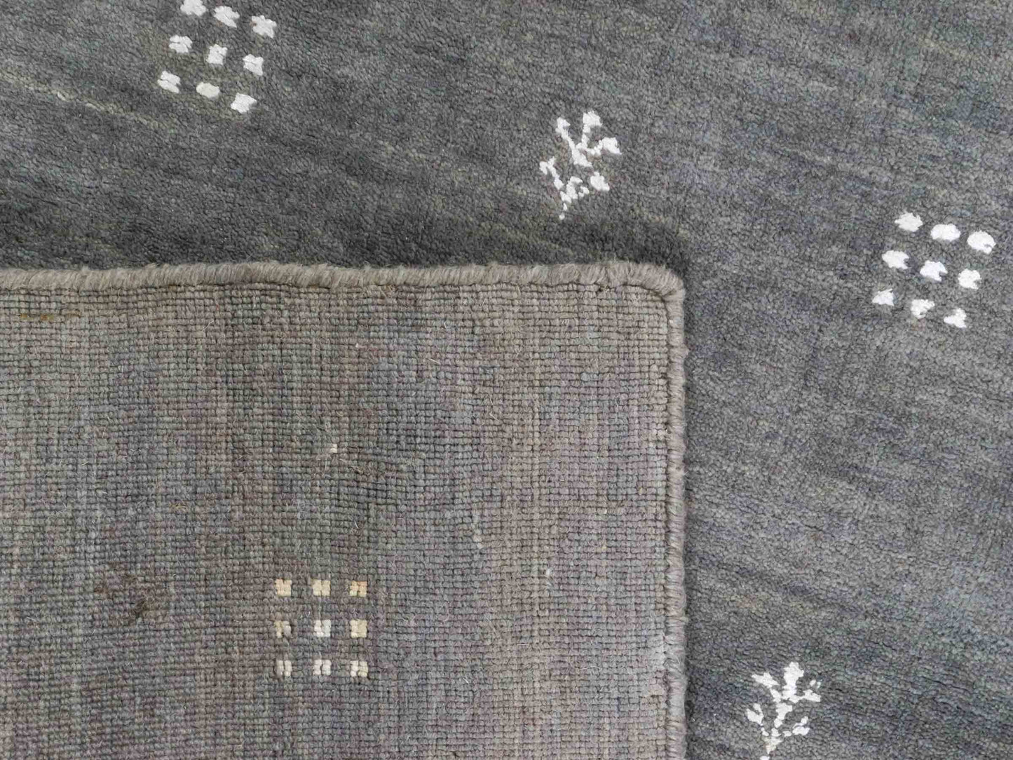 Moderner, Handloom Lori Gabbeh Orientteppich von Khademi aus Wolle, grau. Geometrisches Nomaden-Design. Produziert in Indien. Größe: 150x92cm. Teppichnummer: KB4-1556. Verkauf durch Jupiter Intl.