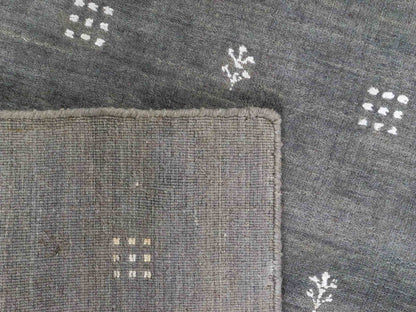 Moderner, Handloom Lori Gabbeh Orientteppich von Khademi aus Wolle, grau. Geometrisches Nomaden-Design. Produziert in Indien. Größe: 150x92cm. Teppichnummer: KB4-1556. Verkauf durch Jupiter Intl.