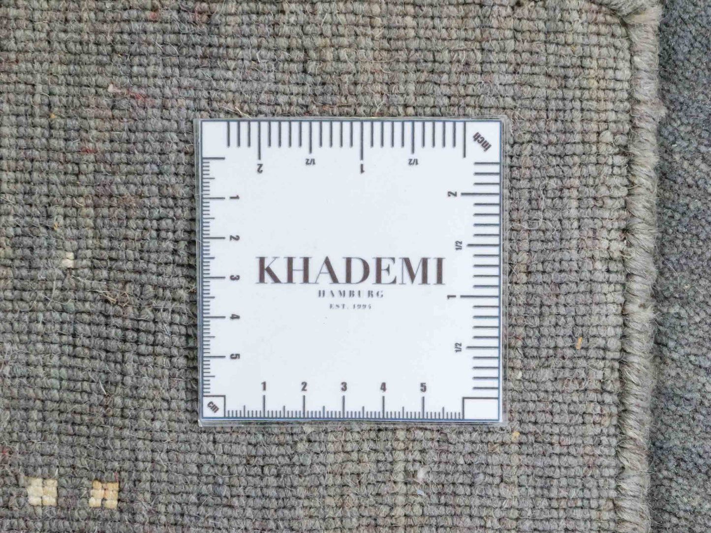 Moderner, Handloom Lori Gabbeh Orientteppich von Khademi aus Wolle, grau. Geometrisches Nomaden-Design. Produziert in Indien. Größe: 150x92cm. Teppichnummer: KB4-1556. Verkauf durch Jupiter Intl.