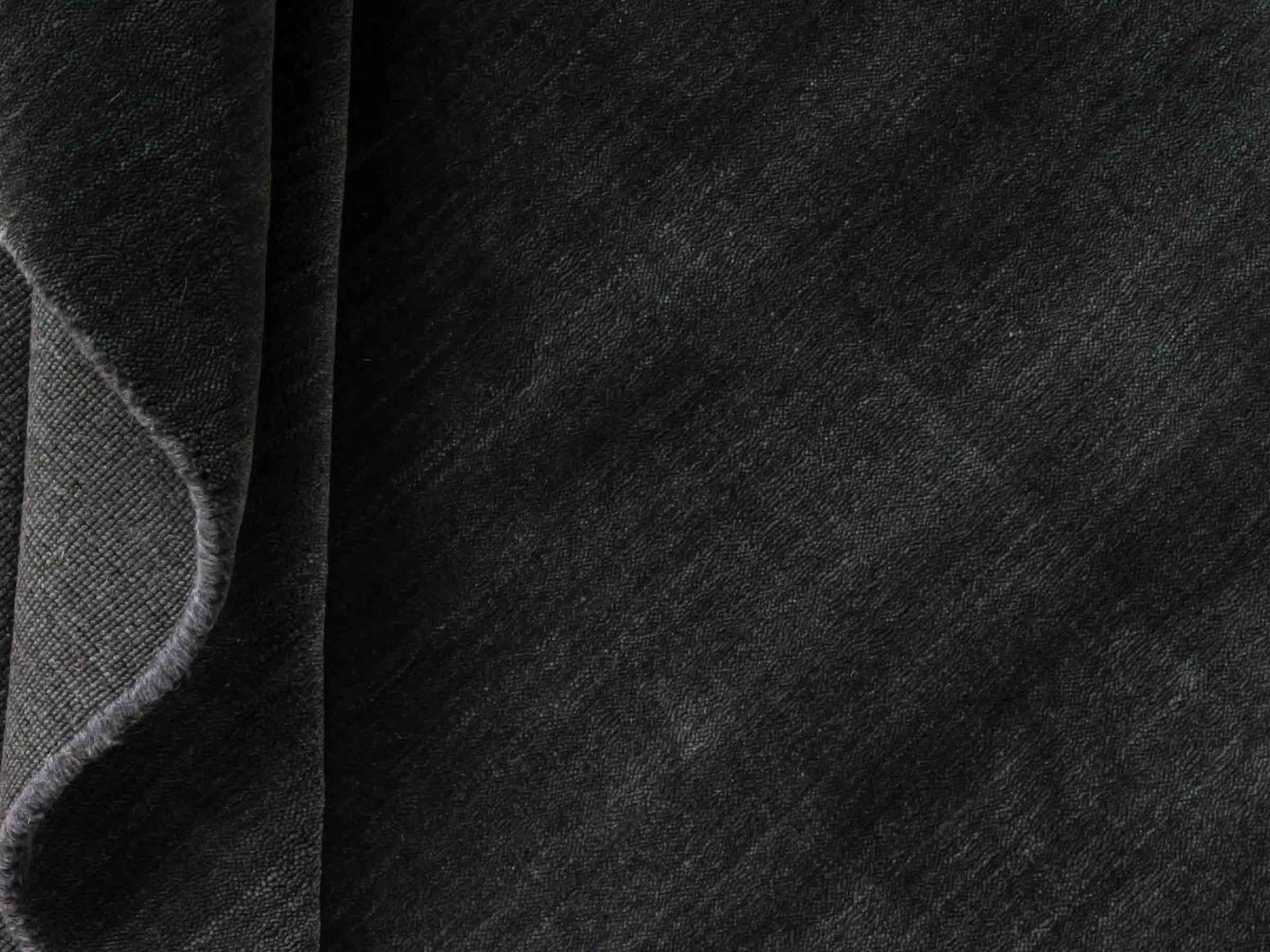 Moderner, Handloom Lori Gabbeh Orientteppich von Khademi aus Wolle, anthrazit. Nomaden-Design. Produziert in Indien. Größe: 150x99cm. Teppichnummer: KB4-1558. Verkauf durch Jupiter Intl.