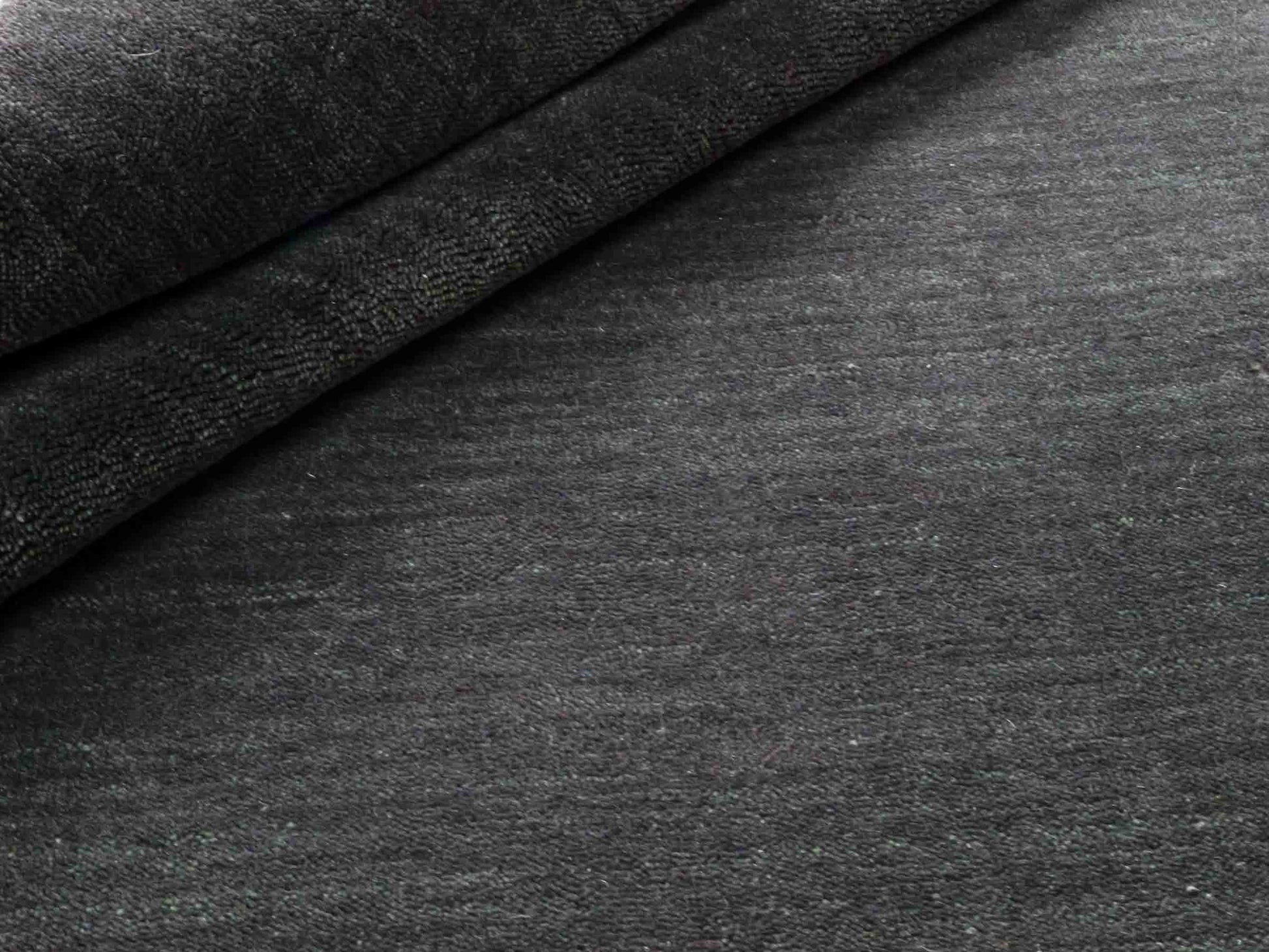 Moderner, Handloom Lori Gabbeh Orientteppich von Khademi aus Wolle, anthrazit. Nomaden-Design. Produziert in Indien. Größe: 150x99cm. Teppichnummer: KB4-1558. Verkauf durch Jupiter Intl.