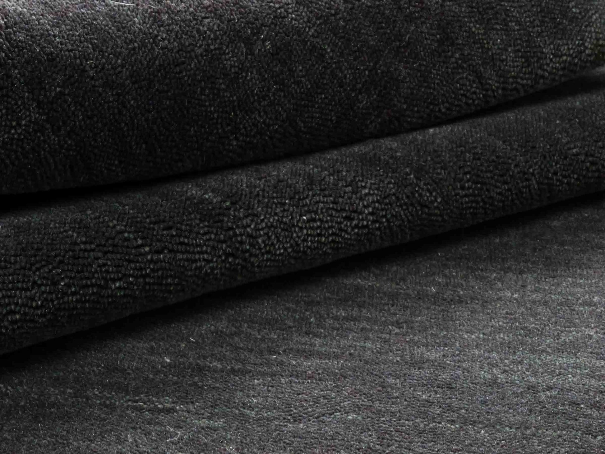 Moderner, Handloom Lori Gabbeh Orientteppich von Khademi aus Wolle, anthrazit. Nomaden-Design. Produziert in Indien. Größe: 150x99cm. Teppichnummer: KB4-1558. Verkauf durch Jupiter Intl.