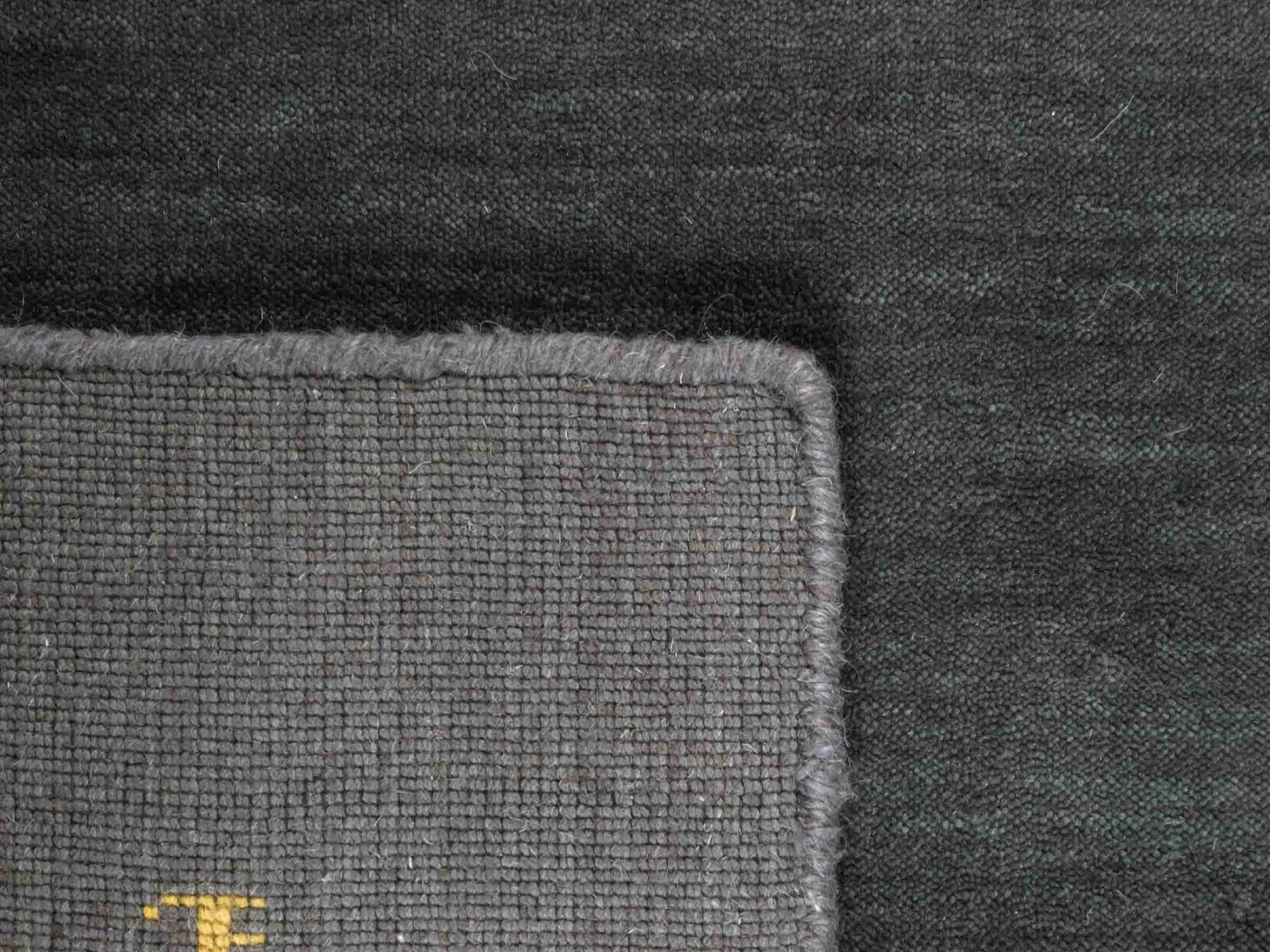 Moderner, Handloom Lori Gabbeh Orientteppich von Khademi aus Wolle, anthrazit. Nomaden-Design. Produziert in Indien. Größe: 150x99cm. Teppichnummer: KB4-1558. Verkauf durch Jupiter Intl.