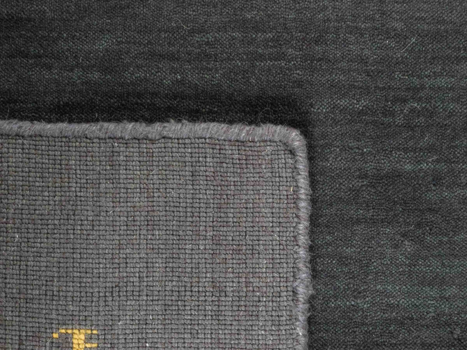 Moderner, Handloom Lori Gabbeh Orientteppich von Khademi aus Wolle, anthrazit. Nomaden-Design. Produziert in Indien. Größe: 150x99cm. Teppichnummer: KB4-1558. Verkauf durch Jupiter Intl.