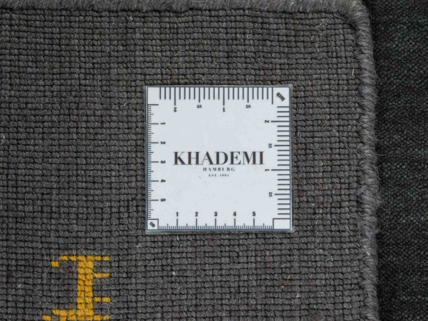 Moderner, Handloom Lori Gabbeh Orientteppich von Khademi aus Wolle, anthrazit. Nomaden-Design. Produziert in Indien. Größe: 150x99cm. Teppichnummer: KB4-1558. Verkauf durch Jupiter Intl.