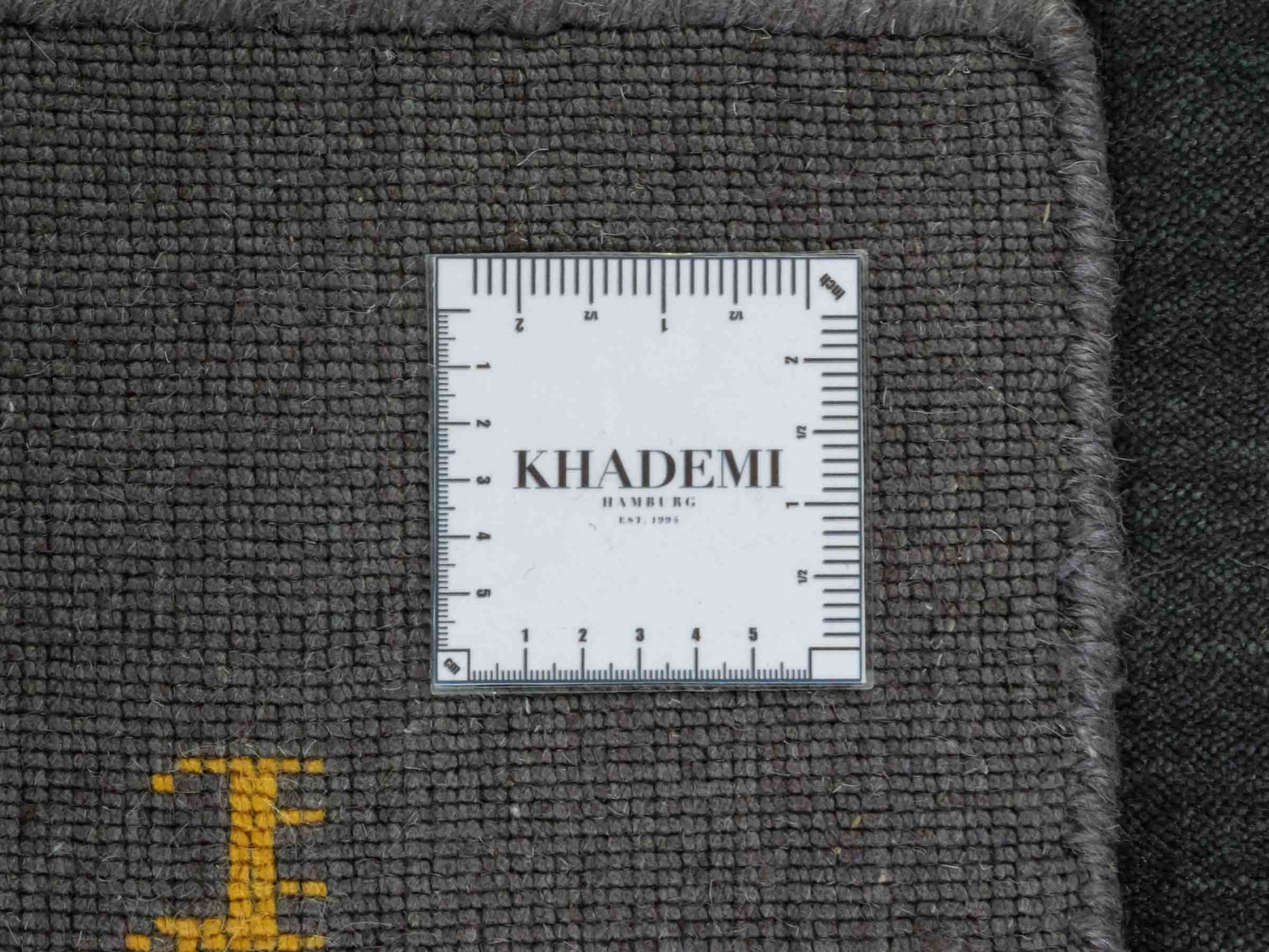 Moderner, Handloom Lori Gabbeh Orientteppich von Khademi aus Wolle, anthrazit. Nomaden-Design. Produziert in Indien. Größe: 150x99cm. Teppichnummer: KB4-1558. Verkauf durch Jupiter Intl.