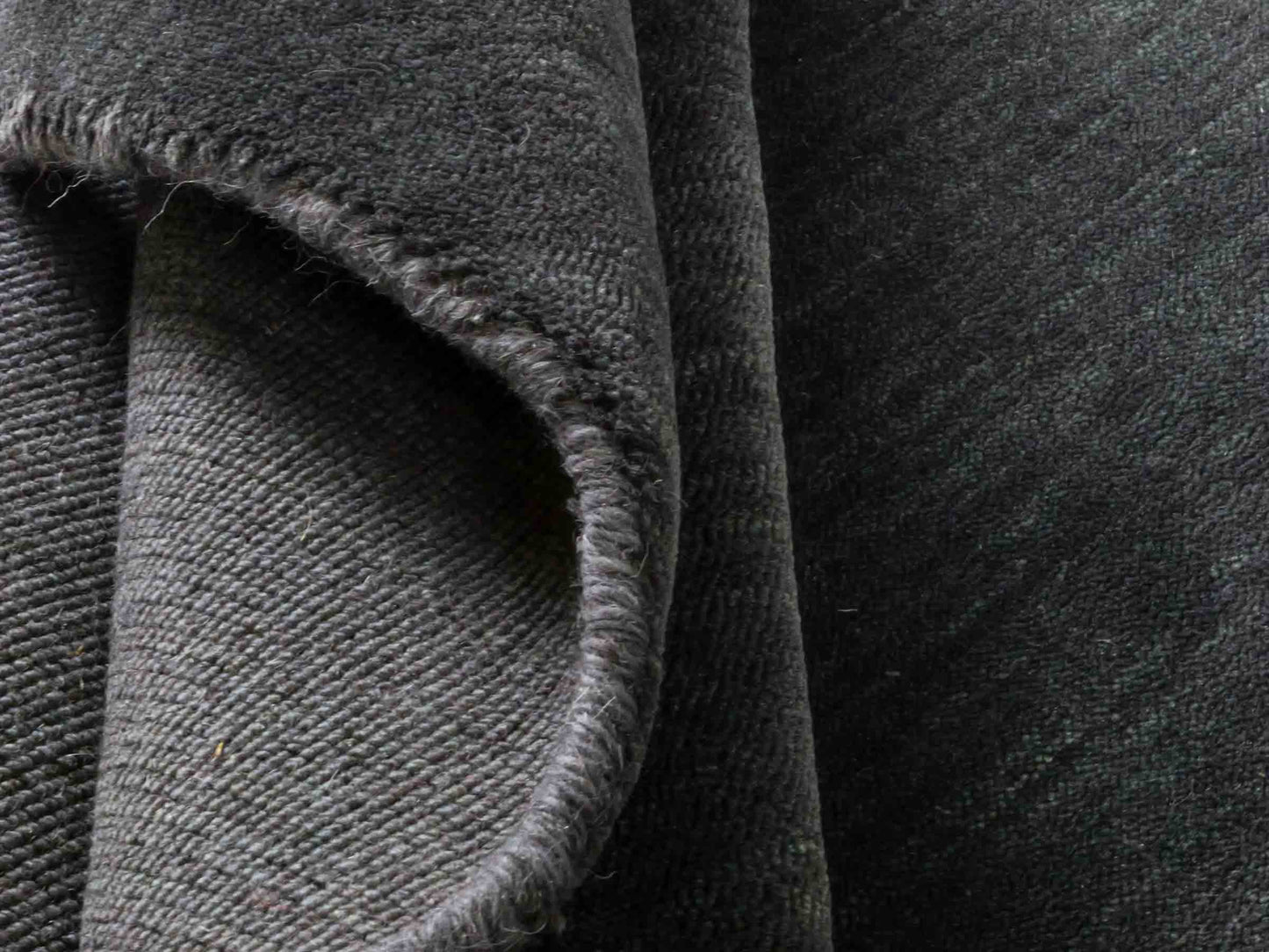 Moderner, Handloom Lori Gabbeh Orientteppich von Khademi aus Wolle, anthrazit. Nomaden-Design. Produziert in Indien. Größe: 150x99cm. Teppichnummer: KB4-1558. Verkauf durch Jupiter Intl.