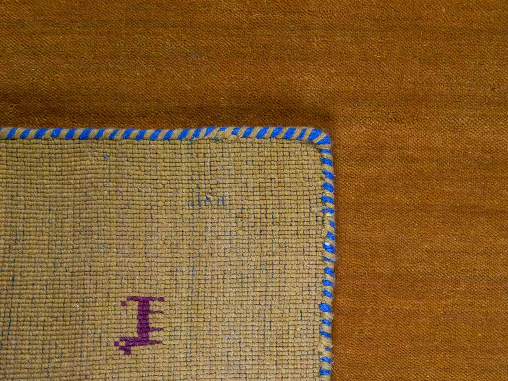 Moderner, Handloom Lori Gabbeh Orientteppich von Khademi aus Wolle, gelb. Geometrisches Nomaden-Design. Produziert in Indien. Größe: 151x83cm. Teppichnummer: KB4-1517. Verkauf durch Jupiter Intl.
